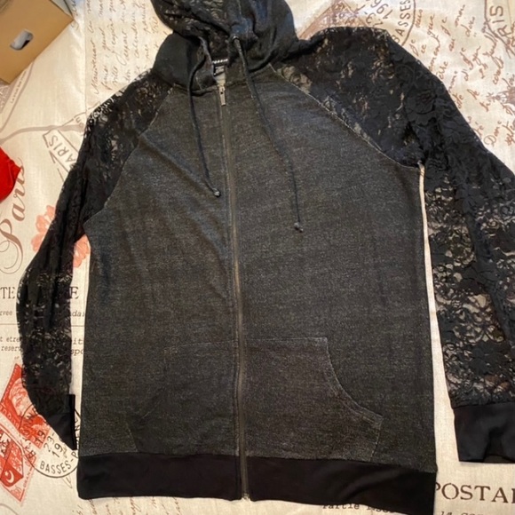 TORRID NWOT  LACE SLEEVES AND HOOD LIGHT HOODY SWEATSHIRT SZ 0 can fit a SZ 1 - Picture 2 of 3